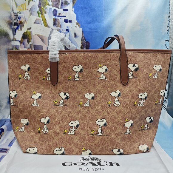 Coach X Peanuts tote In Signature Canvas With Snoopy Print - Picture 4 of 9